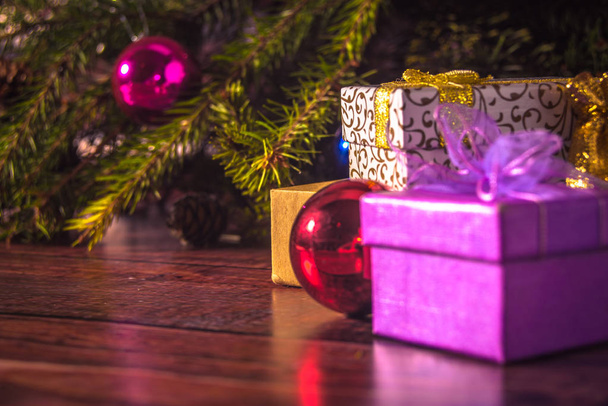 Подарки и мячи с новогодней елкой
 - Фото, изображение