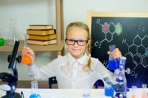 young girl making science experiments - Foto, Bild