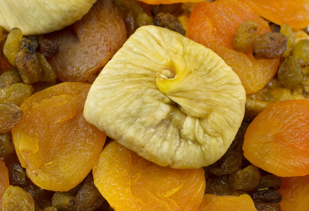 Hintergrund aus getrockneten Früchten, getrockneten Aprikosen, Rosinen, Feigen - Foto, Bild