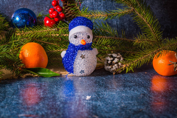 Décorations de Noël avec lumières et bonhomme de neige
 - Photo, image
