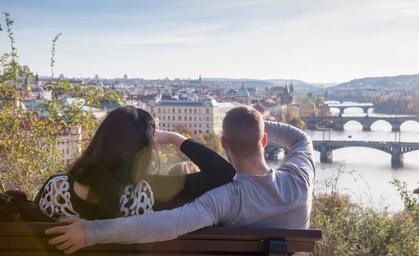 Touristen lernen die Stadt Prag kennen - Foto, Bild
