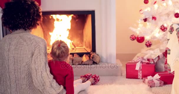 Anya és gyermeke meleg, a kandalló mellett - Felvétel, videó