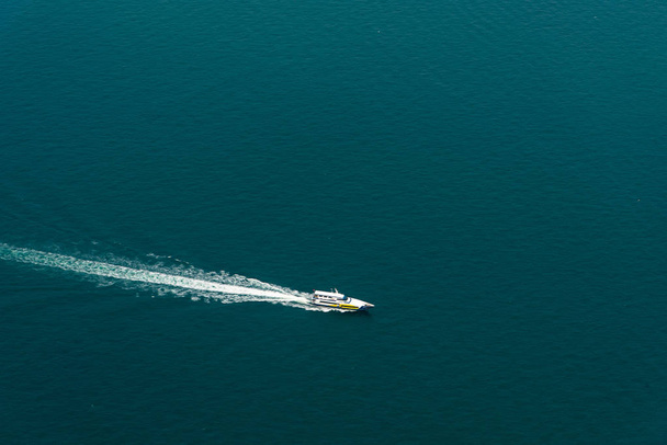 fast powerboat with splash and wake - Φωτογραφία, εικόνα
