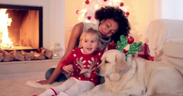 Şöminenin yanında aile Noel kutlaması - Video, Çekim
