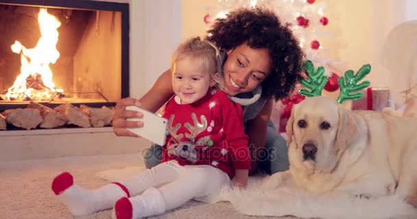 Ευτυχισμένη οικογενειακή selfie πορτρέτο Χριστούγεννα - Πλάνα, βίντεο