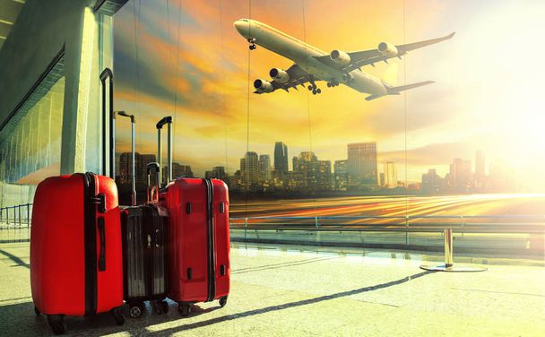 ταξιδεύουν αποσκευών στον τερματικό κτίριο του αεροδρομίου και μύγα αεροπλάνο jet - Φωτογραφία, εικόνα