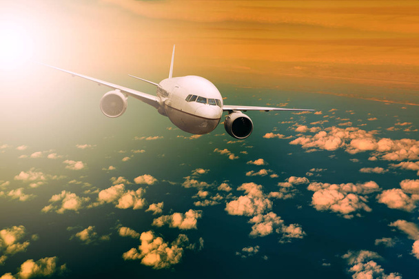 pasażerski samolot leciał nad piękne światło niebo dla powietrza traveli - Zdjęcie, obraz