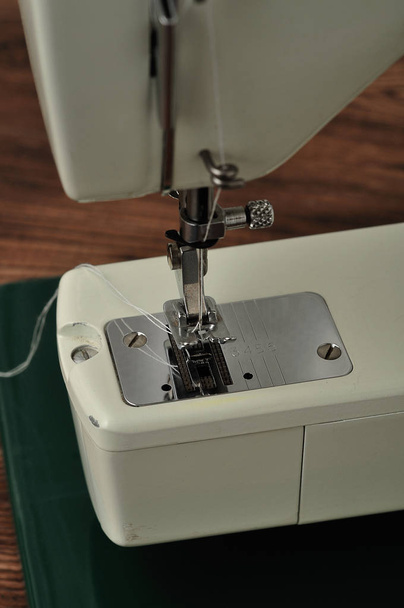 primer plano de una máquina de coser - Foto, imagen