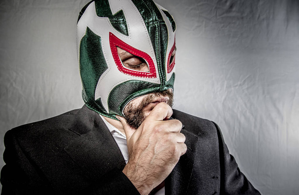 Uomo d'affari arrabbiato con maschera di combattente messicano
 - Foto, immagini