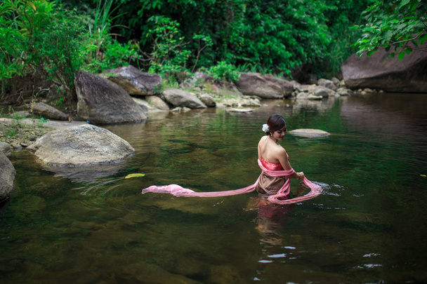 Mulher asiática com molho tailandês
 - Foto, Imagem