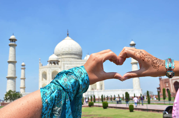Szív alakú kezek ellen Taj Mahal. - Fotó, kép