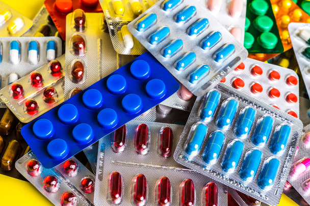 Uma variedade de comprimidos medicinais em embalagem blister
. - Foto, Imagem