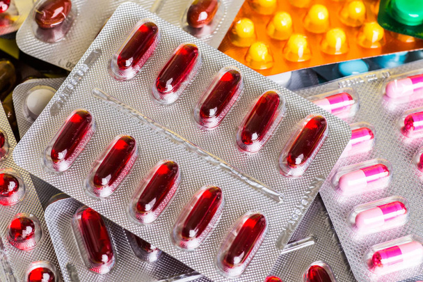 Різноманітні лікувальні таблетки в блістерній упаковці
. - Фото, зображення