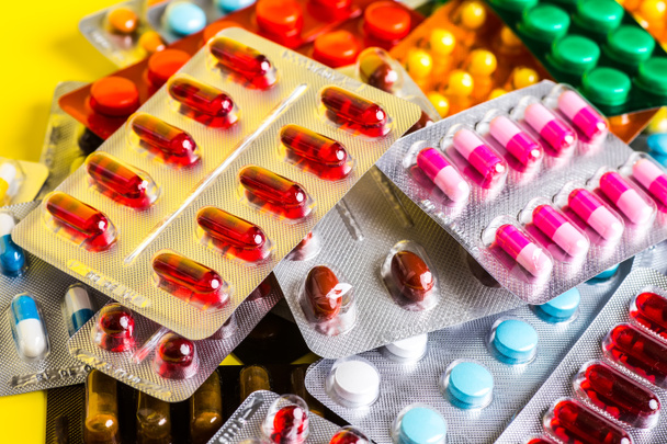 Разнообразие лекарственных таблеток в пузырьковой упаковке
. - Фото, изображение