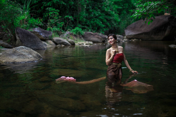 Asijské žena s thajskou dresinkem - Fotografie, Obrázek