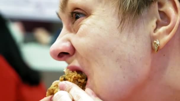 Jeune femme mange de la restauration rapide dans un restaurant de café
 - Séquence, vidéo