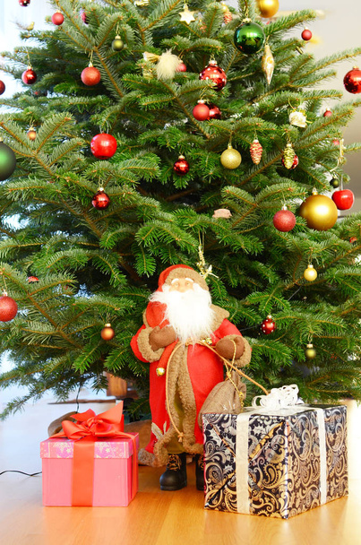 Κουτιά δώρων κάτω από το χριστουγεννιάτικο δέντρο - Φωτογραφία, εικόνα