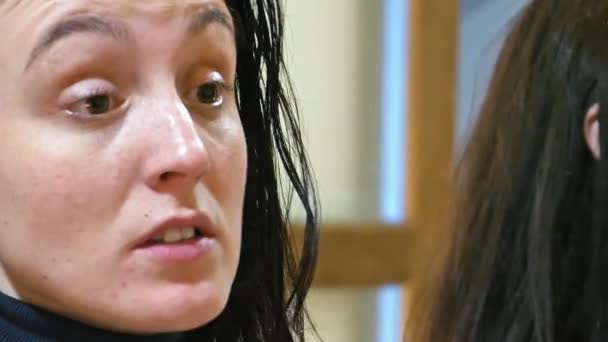 Jolie brune femme parle expressivement au miroir
 - Séquence, vidéo