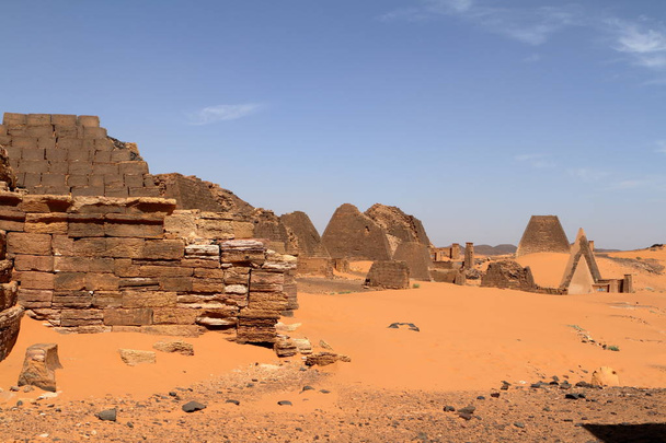 The pyramids of Meroe in the Sahara of Sudan - Foto, Bild