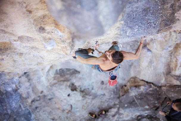 ορειβάτης στο πρόσωπο του βράχου - Φωτογραφία, εικόνα