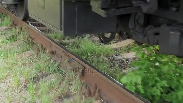 Τρένο τροχοί μεταφοράς προπονητής στον διάδρομο ράγες - Πλάνα, βίντεο