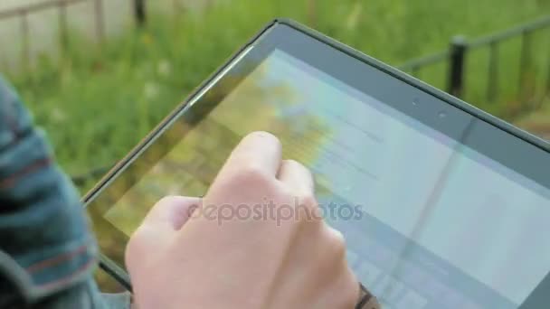 Žena typy textů o tablet pc chůzi venku - Záběry, video
