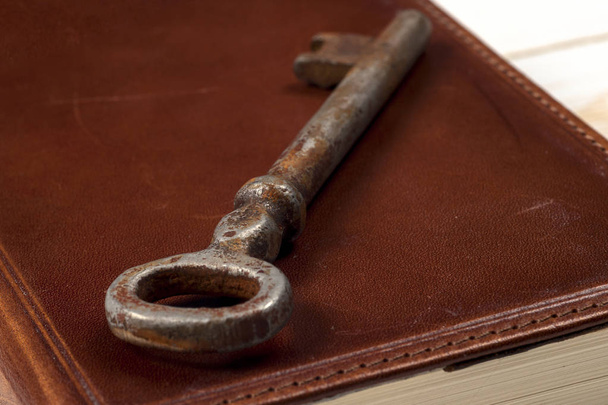 Stare klucze na książki, zabytkowe drewniane tła - Zdjęcie, obraz