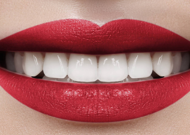 Krásný úsměv s bělení zubů. Zubní fotografie. Detailní makro dokonalé ženských úst, Gelatine lipscare - Fotografie, Obrázek
