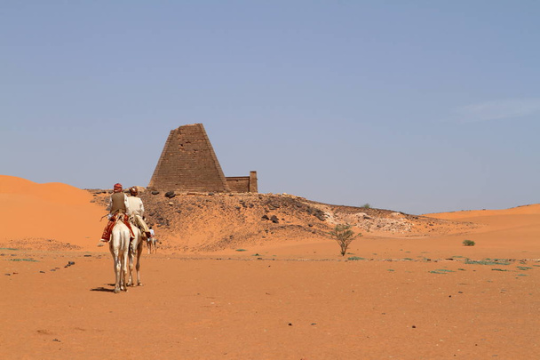 Τροχόσπιτο στη Σαχάρα από το Σουδάν κοντά στο Μερόε - Φωτογραφία, εικόνα