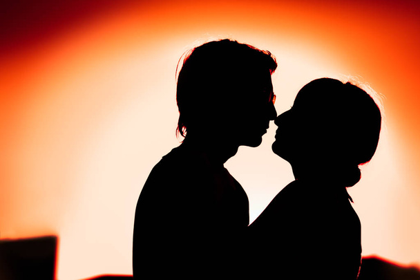 silhouettes de mec et la fille embrassant sur un fond la ville
 - Photo, image