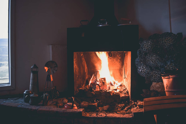firewood burning in a fireplace - Valokuva, kuva