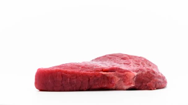 Ζουμερό και φρέσκο νωπό βοδινό κρέας  - Πλάνα, βίντεο
