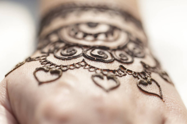 patrón henna en una mano femenina
 - Foto, imagen