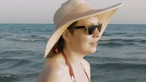 eine Frau am Strand bei Sonnenuntergang - Filmmaterial, Video