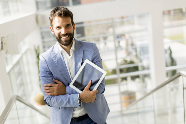 Businessman with digital tablet - Foto, afbeelding