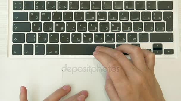 Uma pessoa está digitando em seu laptop. Vista superior POV
. - Filmagem, Vídeo