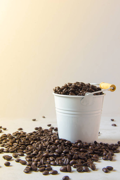 кавові зерна з цинковим відром
 - Фото, зображення