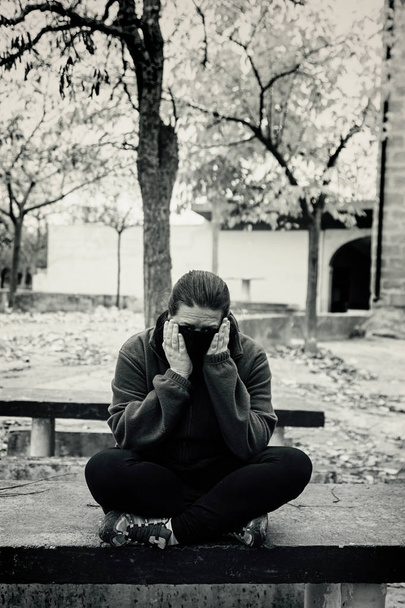 Depressieve vrouw Bank - Foto, afbeelding
