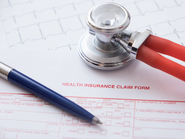 Health insurance claim form with pen and stethoscope - Fotoğraf, Görsel