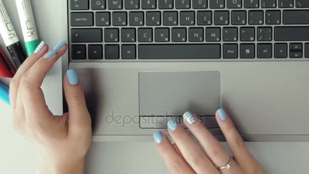Mani femminili con unghie colorate che lavorano sul computer portatile
 - Filmati, video