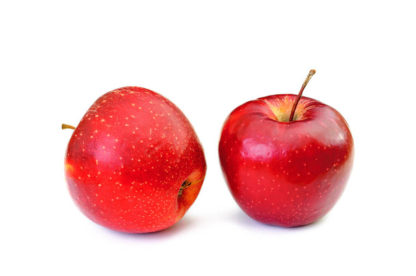 Dvě červená jablka izolované na bílém pozadí - Fotografie, Obrázek