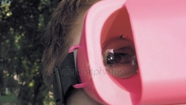 Τεράστιο μάτι καταπληκτική και διασκέδαση μέσα από το φακό Vr γυαλιά - Πλάνα, βίντεο