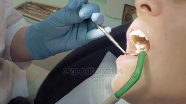 Woman at the dentist medical clinic for treatment - Imágenes, Vídeo