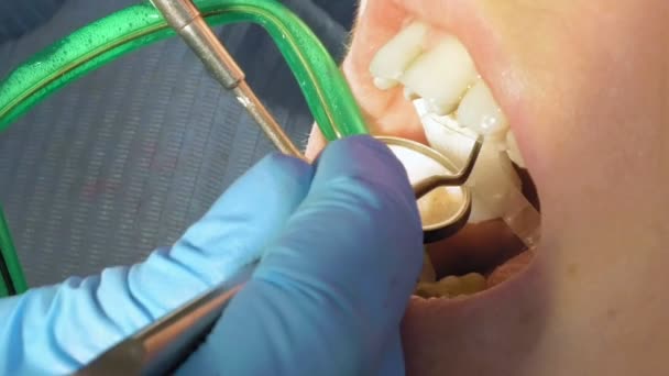 Mulher na clínica médica dentista para tratamento
 - Filmagem, Vídeo
