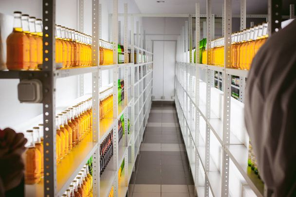 beer bottles on the shelves - Foto, Imagem