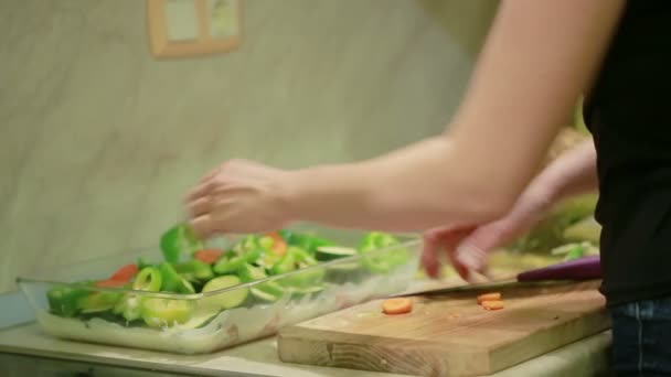 hand with a knife cut vegetables for frying - Imágenes, Vídeo