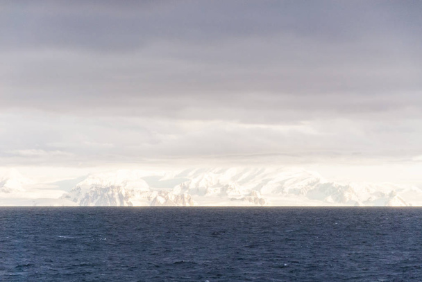 Antarctica in a cloudy day - Foto, afbeelding