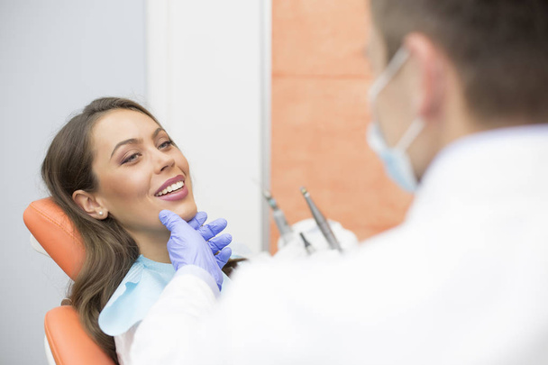 Patient bei Zahnuntersuchung - Foto, Bild