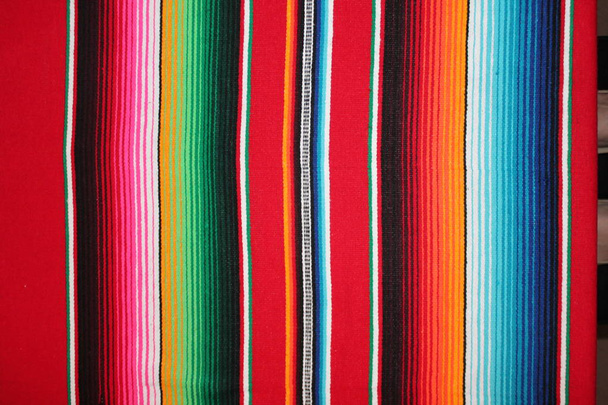 Mexiko tradiční cinco de mayo koberec poncho fiesta pozadí s pruhy kopírovat prostor - Fotografie, Obrázek