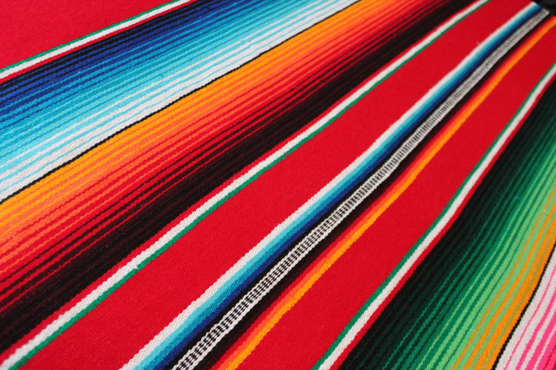 Mexiko traditionelle cinco de mayo Teppich Poncho Fiesta Hintergrund mit Streifen Kopierraum - Foto, Bild